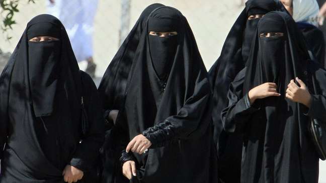 Na Arábia Saudita, uma mulher precisa de permissão para obter um passaporte, viajar para fora do país e casar, por exemplo