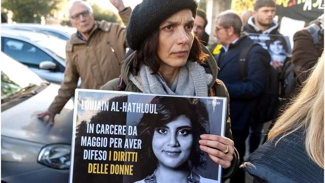 Protesto em Roma pede a soltura da ativista saudita Loujain al-Hathloul, que foi presa em dezembro