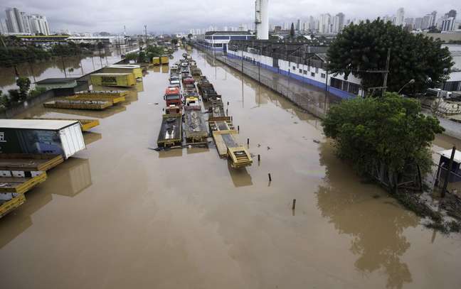 Carros são encobertos pela água em empresa na Avenida Henry Ford, zona leste de São Paulo, na manhã desta segunda-feira (11)