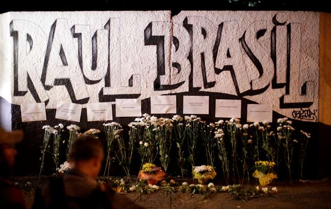 Moradores deixaram flores em homenagem às vítimas na escola Raul Brasil, em Suzano