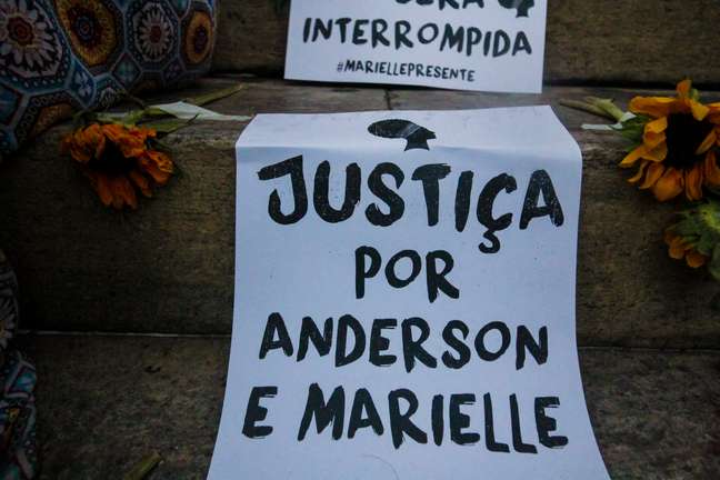 Ato na Cinelândia marcou um ano do assassinato de Marielle Franco e Anderson Gomes