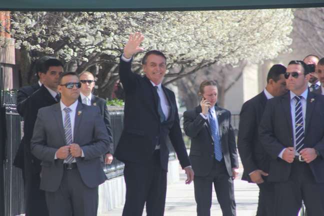 O presidente do Brasil, Jair Bolsonaro (PSL), acompanhado de assessores, é visto deixando a Blair House, em Washington, a caminho da Casa Branca, onde se reúne com o Presidente dos Estados Unidos Donald Trump, nesta terça-feira (19).