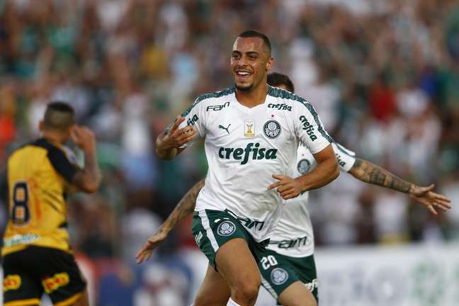 Arthur Cabral, jogador do Palmeiras, comemora seu gol durante a primeira partida contra o Novorizontino