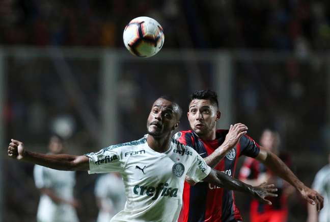 Felipe Pires em ação contra o San Lorenzo
