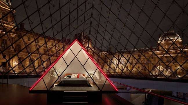 Parceria entre Museu do Louvre e Airbnb cria experiência única no museu.
