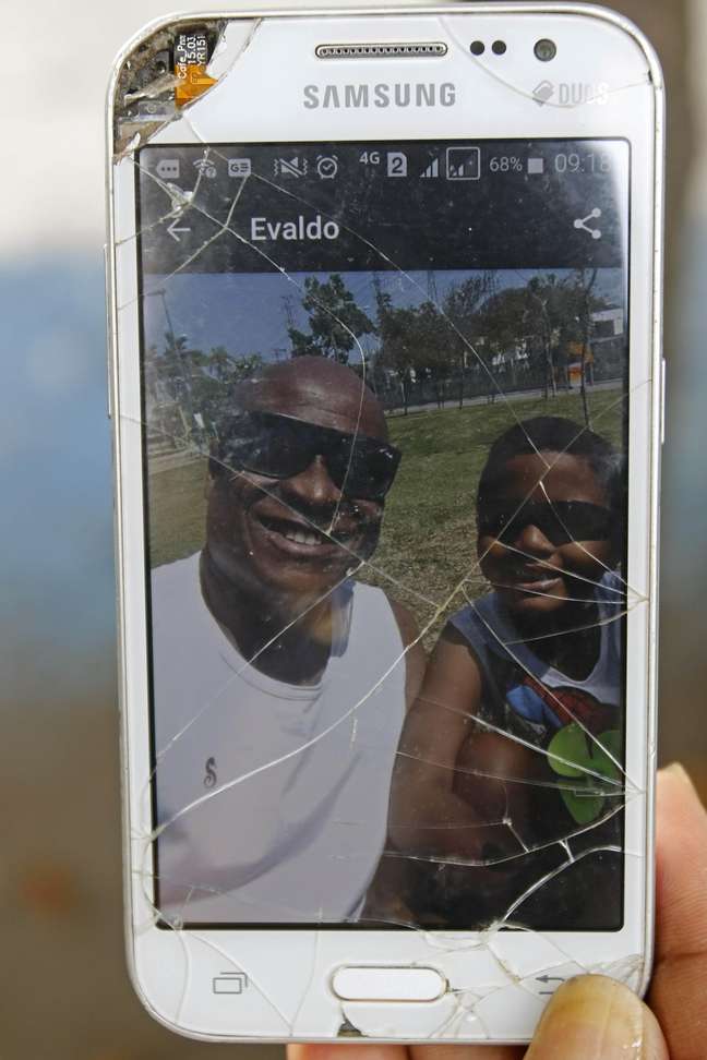 Na foto, celular da irmã da vítima. O músico, Evaldo dos Santos Rosa morre e duas pessoas ficam feridas, após ação do Exército realizada na Estada do Camboata, próximo a COMLUBR, região da Vila Militar, na Zona Oeste do Rio, na tarde deste domingo.