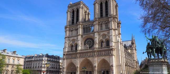 Templo efêmero de madeira ocupará parte da esplanada em frente à Catedral de Notre-Dame 