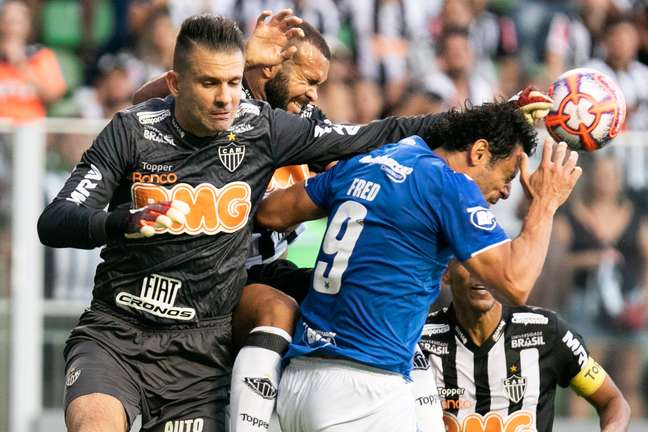 Victor e Fred em lance da partida entre Atlético Mineiro e Cruzeiro, válida pela decisão do Campeonato Mineiro 2019, no Estádio Independência, na cidade de Belo Horizonte (MG), neste sábado (20)