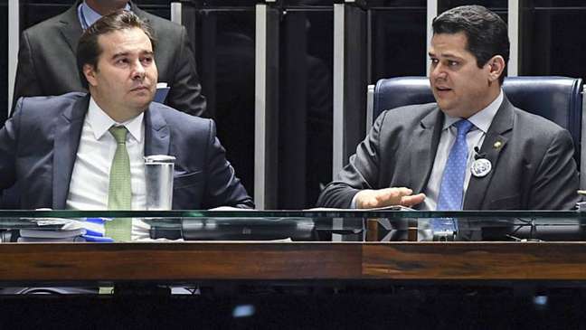 Comando. Presidente da Câmara, Rodrigo Maia (DEM-RJ), e do Senado, Davi Alcolumbre (DEM-AP), durante sessão 
