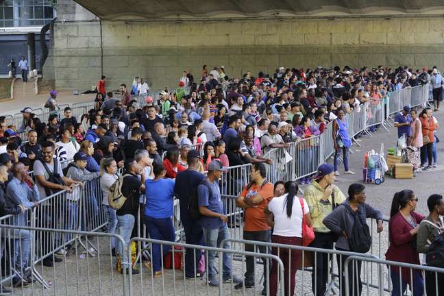 No dia 27 de março deste ano, milhares de pessoas enfrentaram uma fila gigante no Vale do Anhangabaú, no centro da capital paulista, onde aconteceu um Mutirão de Emprego promovido pela Secretaria de Desenvolvimento Econômico e Trabalho da Prefeitura de São Paulo e o Sindicato dos Comerciários (27/03/2019)