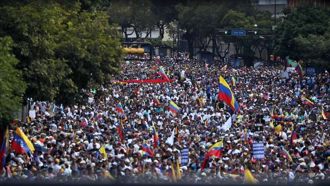 Milhares de venezuelanos têm saído às ruas para protestar contra o governo de Maduro