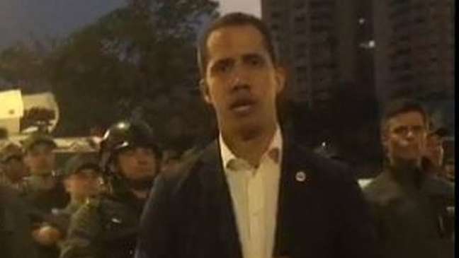 Guaidó aparece no vídeo junto a militares e a outro líder da oposição, Leopoldo López, que estava preso