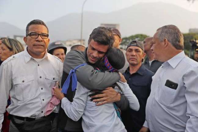 Leopoldo López abraça manifestante após deixar prisão domiciliar