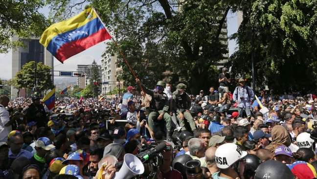 Os partidários da oposição acolheram os militares que decidiram apoiar Guaidó