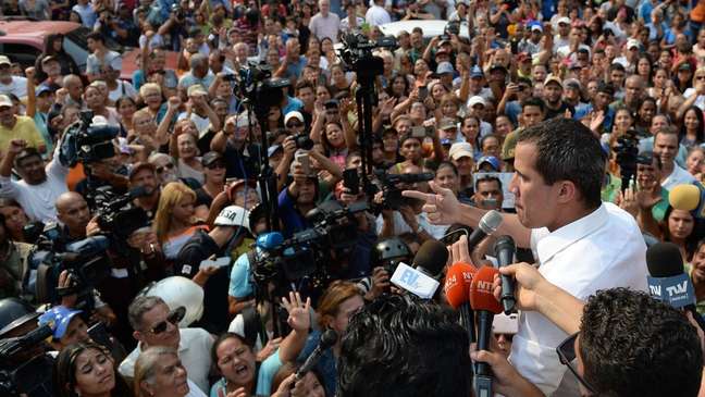 Juan Guaidó declarou que tem apoio das Forças Armadas e instou a população a tomar as ruas para pressionar Maduro a deixar o poder
