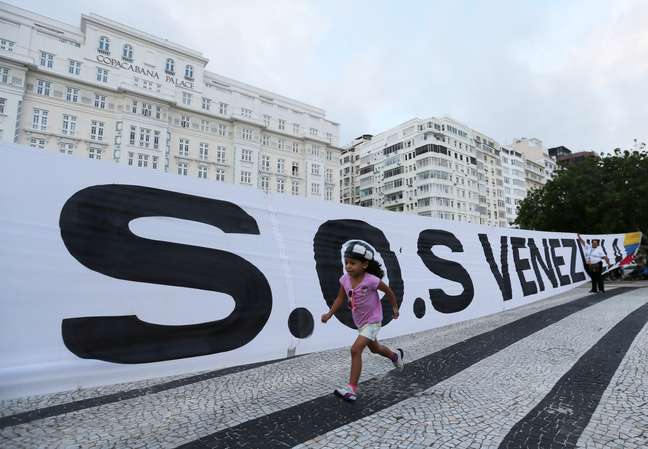 Criança participa de manifestação, no Rio de Janeiro, a favor do líder da oposição na Venezuela, Juan Guaido. 30/4/2019. REUTERS/Sergio Moraes 