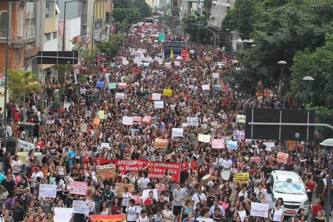 Protesto de estudantes e professores contra os cortes na educação feitos pelo governo federal no Largo do Rosário no centro de Campinas, interior de São Paulo, nesta quarta-feira, 15 de maio de 2019