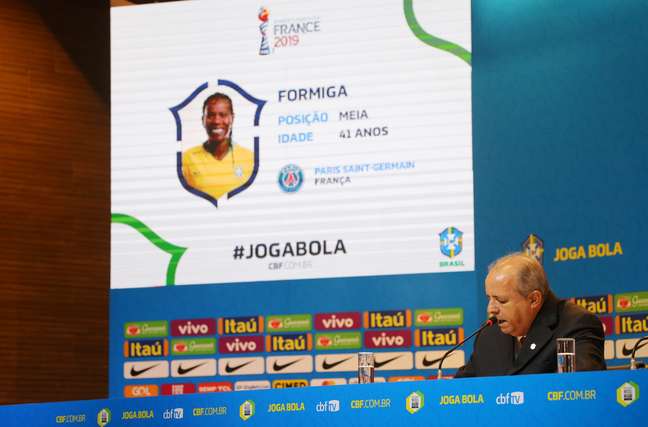 Nome da jogadora Formiga aparece na tela enquanto técnico da seleção brasileira feminina de futebol, Vadão, anuncia convocadas para a Copa do Mundo
16/05/2019 REUTERS/Sergio Moraes