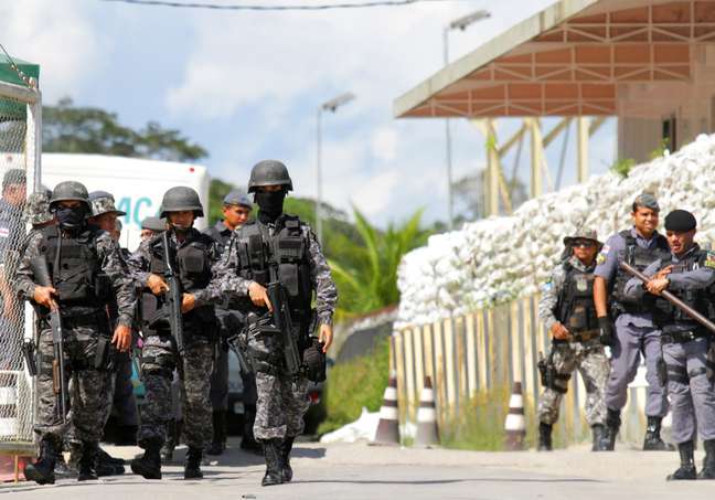 Policiais são vistos durante rebelião no sistema prisional em Manaus, Amazonas. 26/5/2019. REUTERS/Sandro Pereira 
