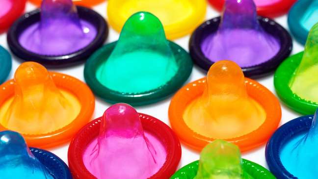 Para que a pessoa tenha uma vida sexual saudável, é fundamental o uso de preservativo em caso de diferentes parceiros