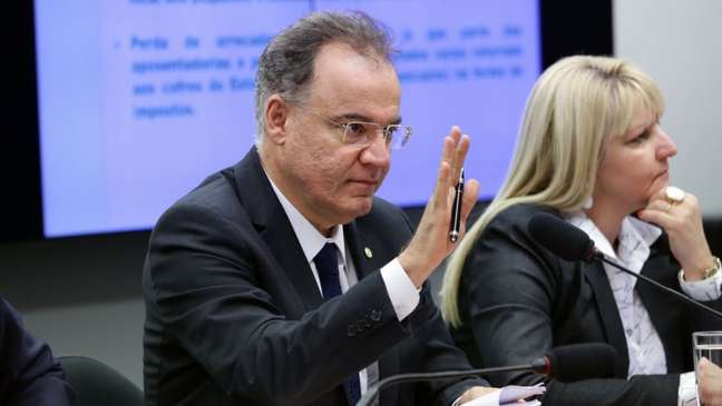 O relator da Previdência na comissão, Samuel Moreira (PSDB-SP) admite que retirar ou não os Estados é um ponto 'polêmico' da reforma