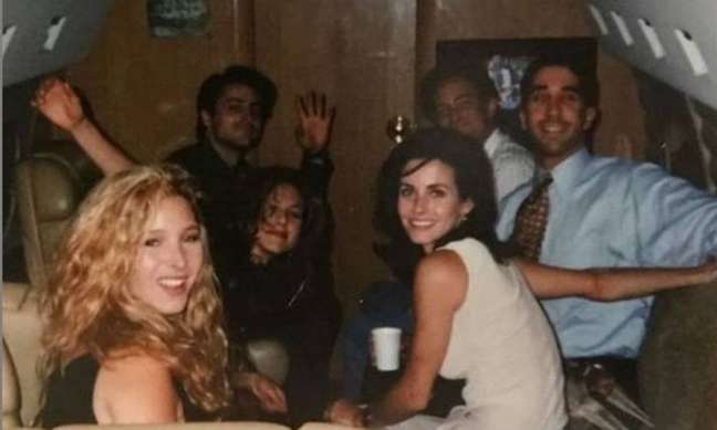 Jennifer Aniston conta bastidores da foto histórica do elenco de 'Friends'.