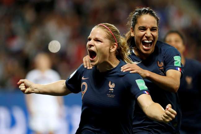Eugenie Le Sommer comemora o segundo gol da França com Amel Majri