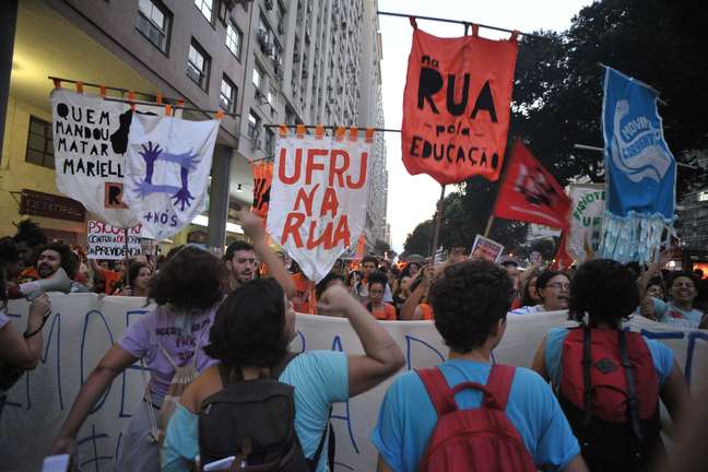 Manifestantes participam do protesto denominado Greve Geral pelas ruas do Rio de Janeiro (RJ)