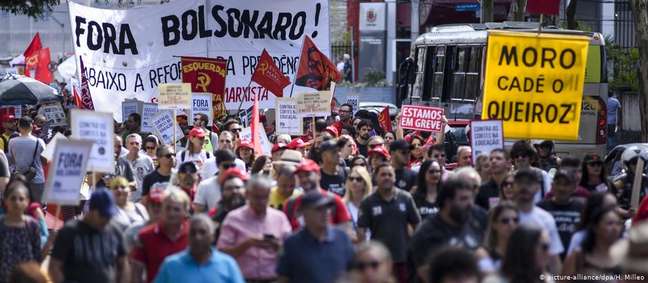Manifestantes contra a reforma da Previdência em Curitiba