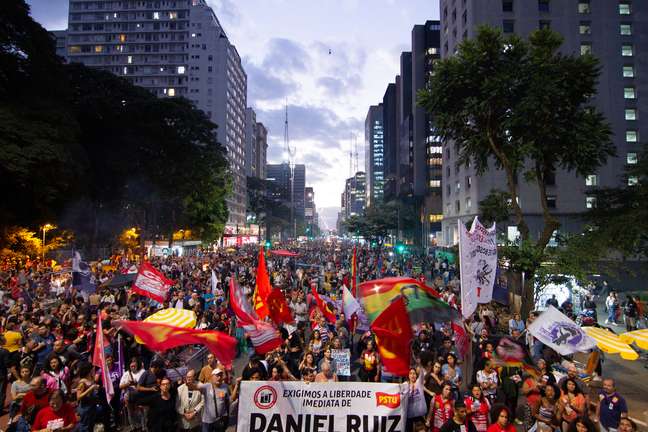 Manifestantes ocupam duas faixas da Avenida Paulista