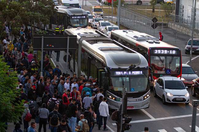 Ônibus partem lotados em consequência da paralisação de funcionários na Estação Corinthians-Itaquera do Metrô, na zona leste de São Paulo