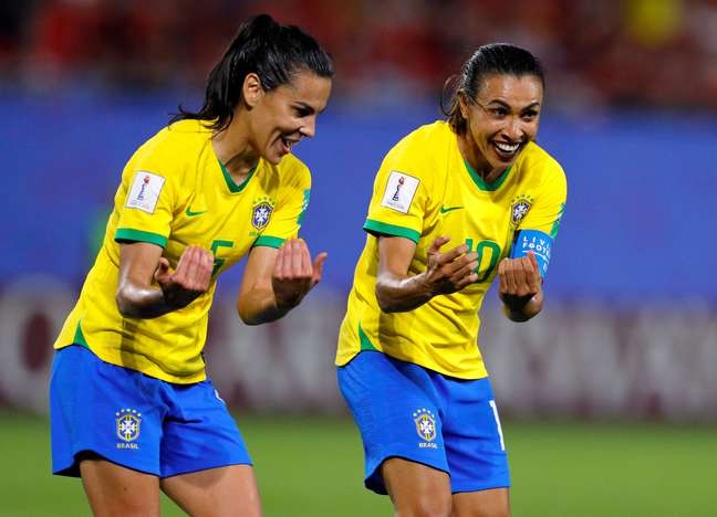 Marta e Thaisa celebram gol brasileiro contra a Itália