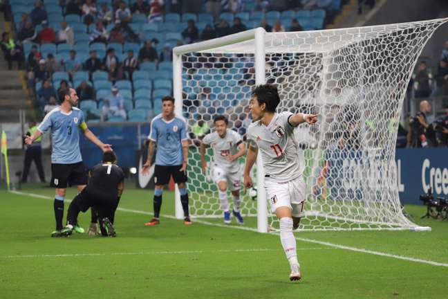 Miyoshi, do Japão comemora gol durante a partida entre Uruguai x Japão, válida pelo Grupo C da Copa América no estádio Arena do Grêmio, em Porto Alegre-RS, na noite desta quinta (20)