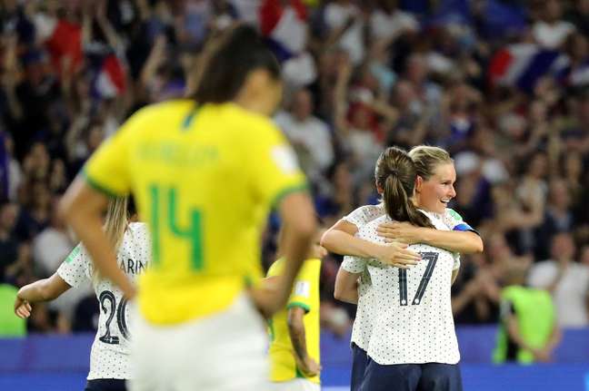 Francesa Amandine Henry comemora com companheiras a vitória da França sobre o Brasil nas oitavas de final da Copa feminina
