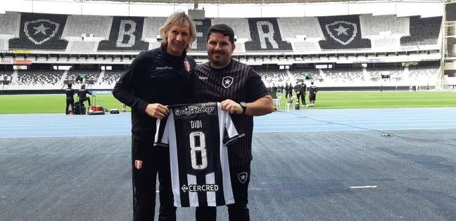 Botafogo entrega camisa personalizada de Didi para Ricardo Gareca