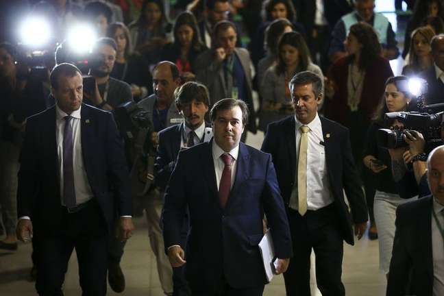 O presidente da Câmara, Rodrigo Maia, chega ao Congresso para discutir a reforma com líderes partidários