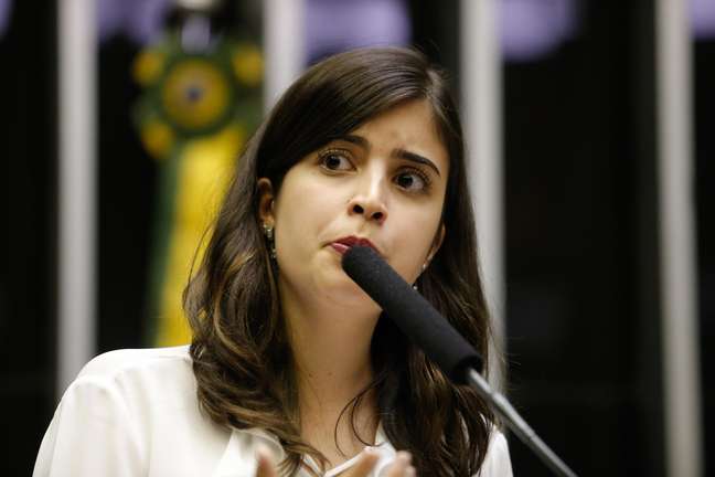 A deputada Tabata Amaral (PDT-SP) discursa no plenário da Câmara dos Deputados, em Brasília