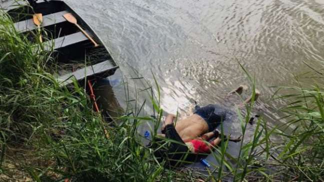 Foto de pai e filha salvadorenhos que morreram afogados ao tentar cruzar o rio gerou comoção mundial