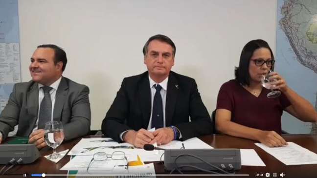Algumas das falas controversas e falsas de Bolsonaro vieram de transmissões ao vivo em suas redes sociais