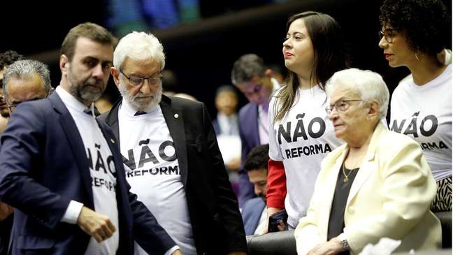 Em imagem de julho, deputados de oposição aparecem com camisas estampadas com os dizeres: 'Não à reforma'; parlamentares deste lado da disputa terão mais dificuldade para alterar proposta no segundo turno de votação