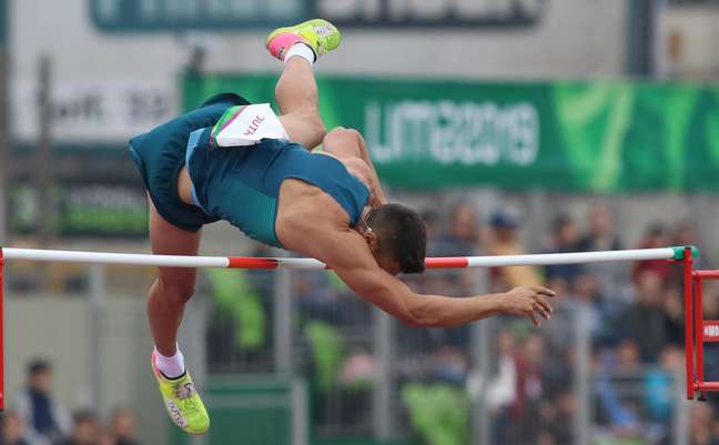 Atleta brasileiro Augusto Dutra conquista medalha de prata no salto com vara no Pan- Americano de Lima, no Peru