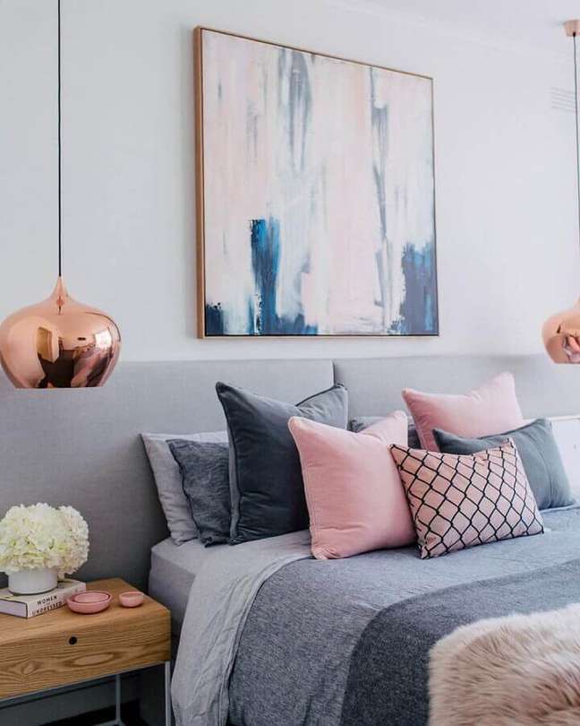 1. Luminária pendente para quarto cinza e rosa com criado mudo de madeira – Foto: Pinosy