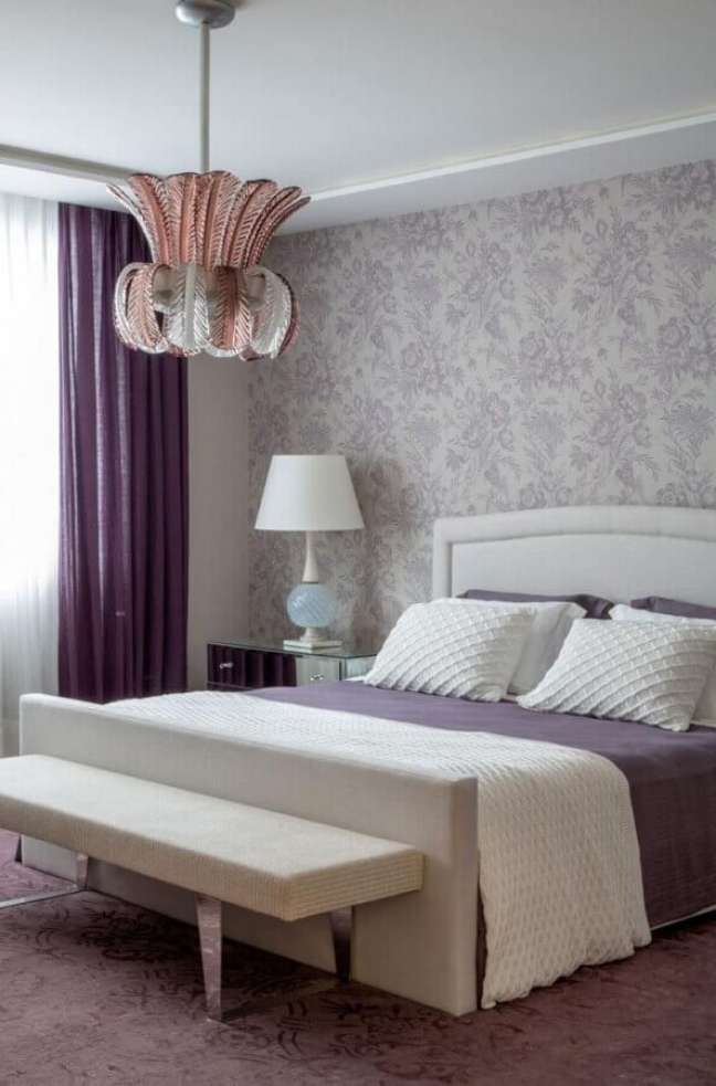 29. Modelo diferente de lustre pendente para quarto de casal branco e lilás – Foto: Roberto Migotto