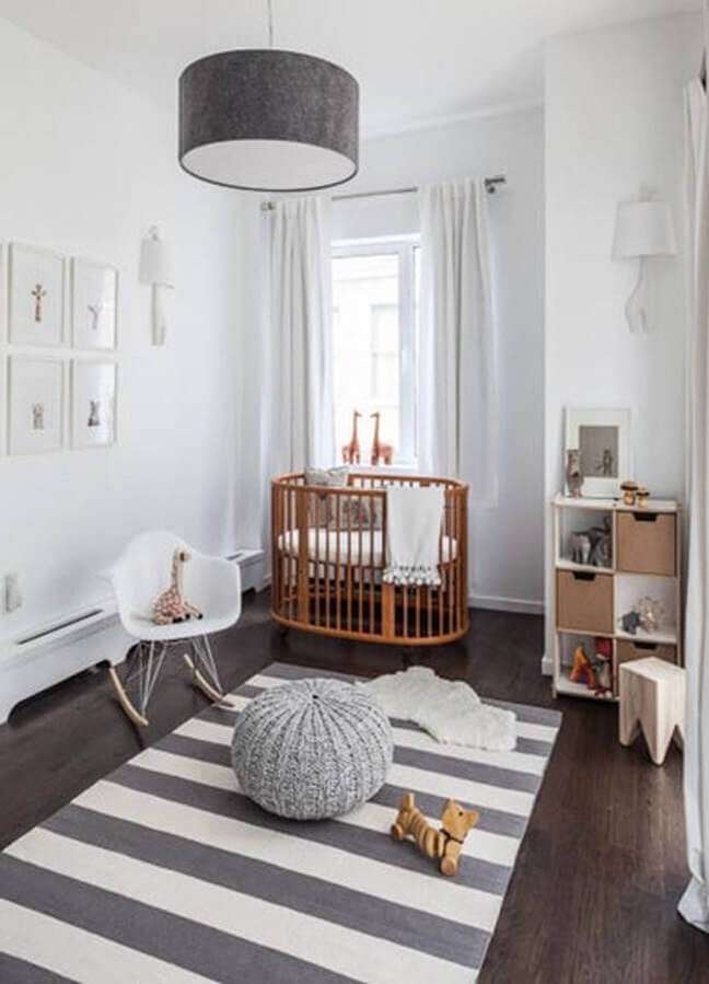 51. Luminária pendente para quarto de bebê cinza e branco com berço de madeira – Foto: Home BNC