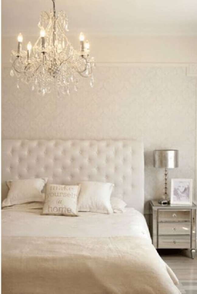 55. Pendente para quarto de casal todo branco com estilo clássico – Foto: Home Decor