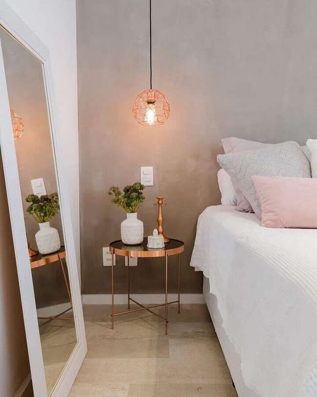 64. Modelo super delicado com acabamento rose gold para luminária pendente para quarto moderno com parede de cimento queimado – Foto: Pinosy