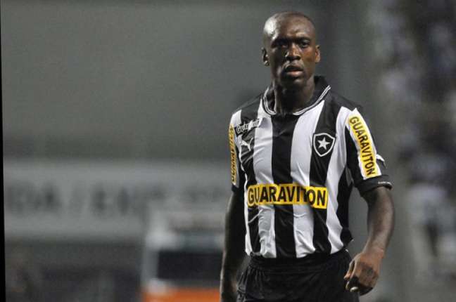 Seedorf com a camisa do Botafogo (Foto: Bruno de Lima / Lancepress!)