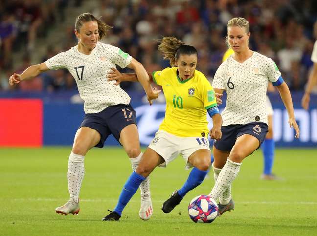 Marta disputa lance no jogo do Brasil contra a França na Copa do Mundo de futebol feminino deste ano
23/06/2019
REUTERS/Lucy Nicholson