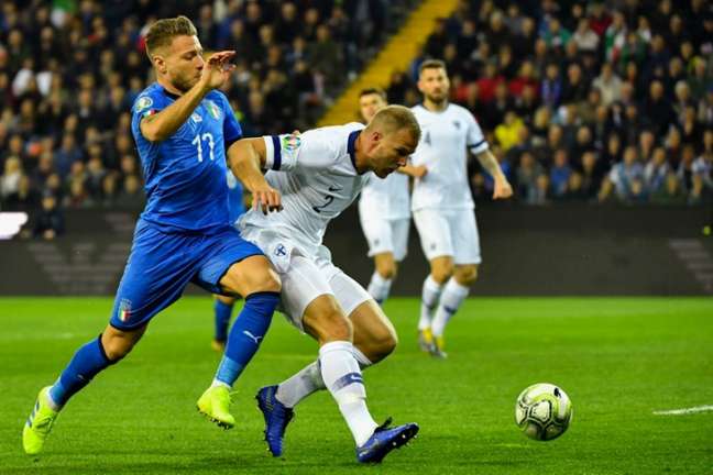 Itália e Finlândia se enfrentaram em março, e a Azzurra venceu por 2 a 0 (Foto: AFP)