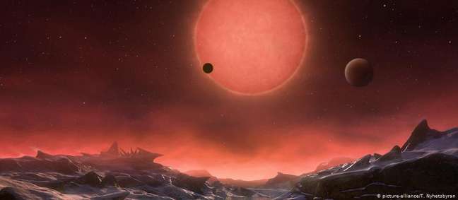 Planeta K2-18b orbita uma estrela anã vermelha e possui cerca de oito vezes a massa da Terra